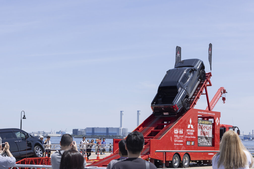 トライトンが急坂を登る風景