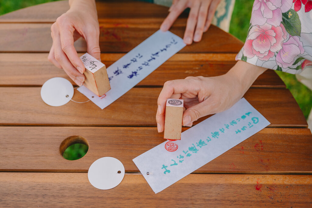 短冊にお願いごとをかき、ハンコを押す