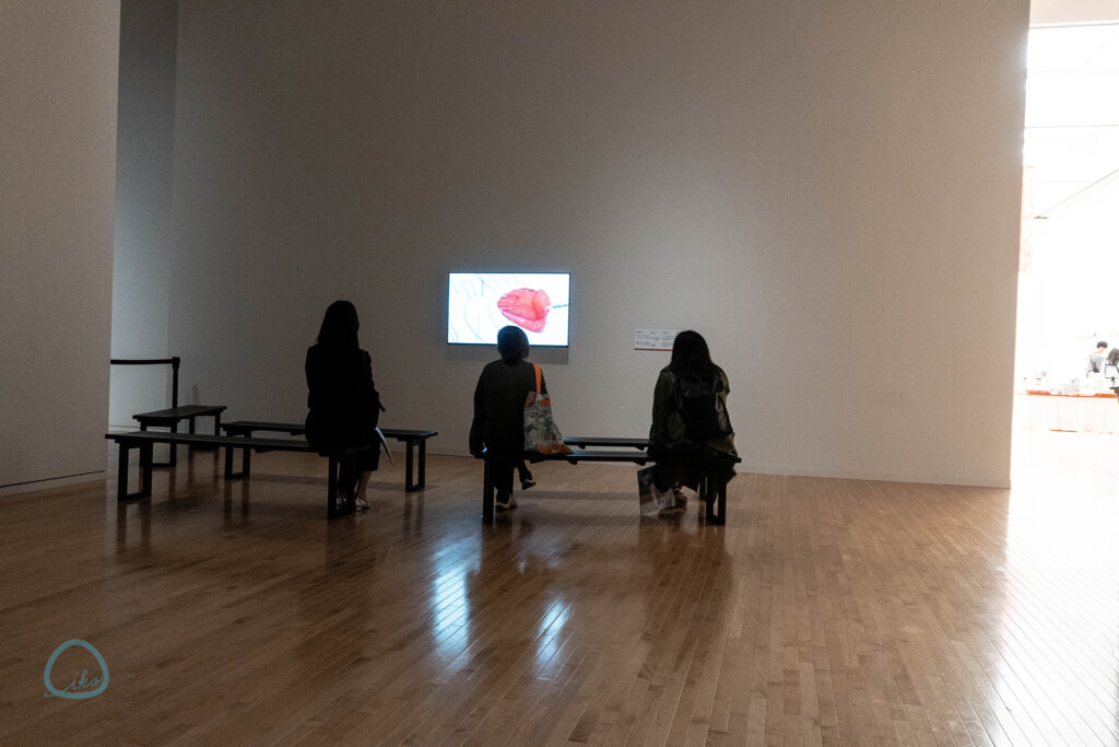 エリック・カール展　会場風景　動画を見る人たち