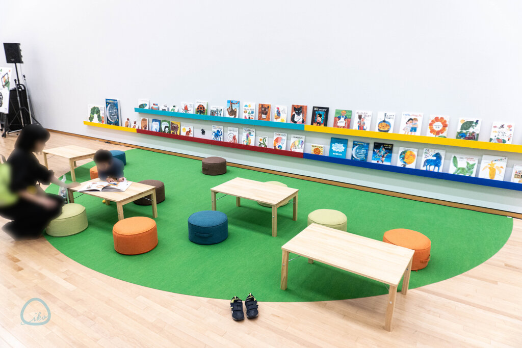 エリック・カール展　会場風景　絵本コーナーを利用する親子