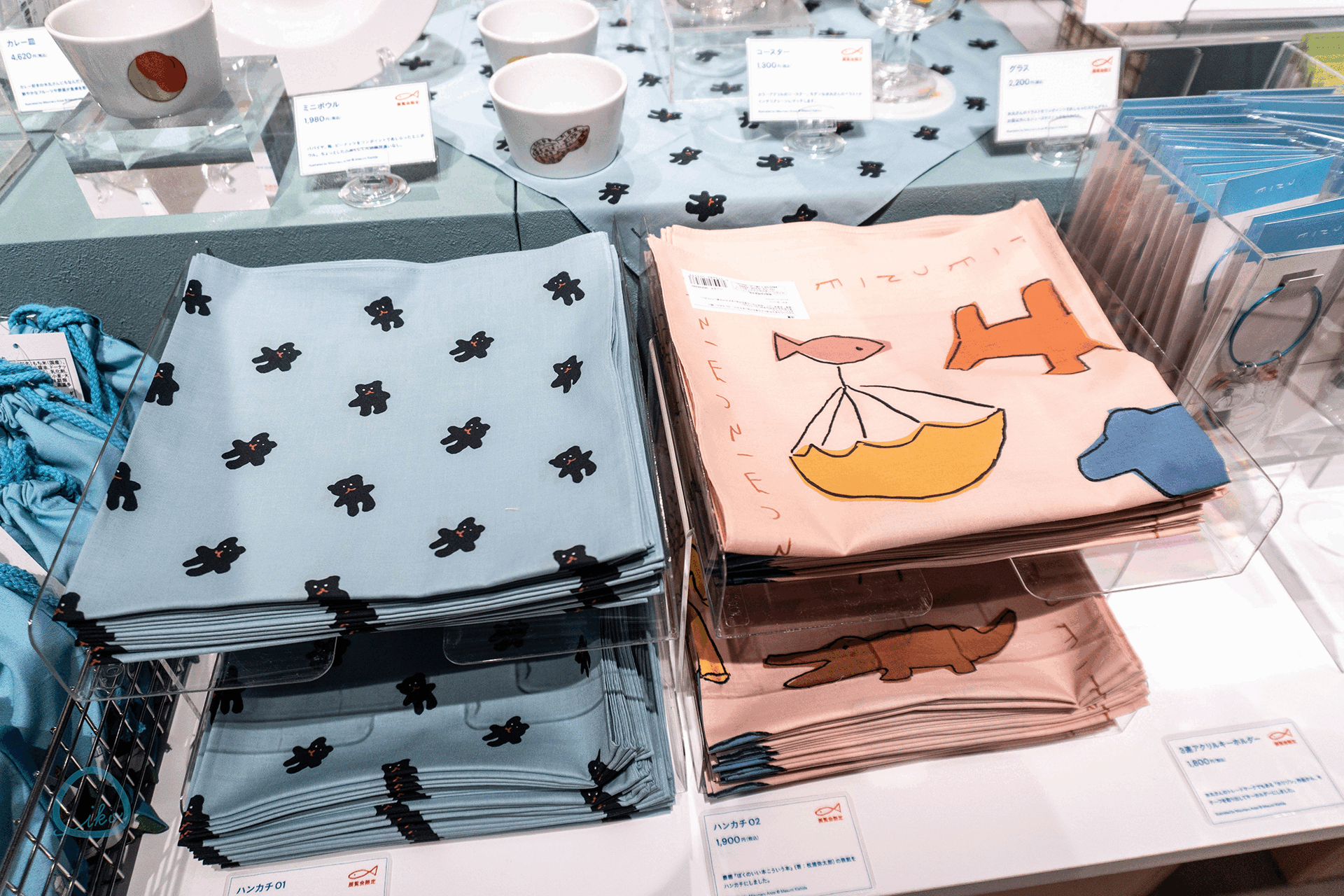 イラストレーター 安西水丸展 展示風景 ハンカチやキーホルダー、巾着