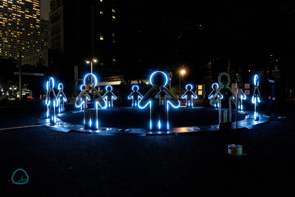 TOKYO LIGHTS 2026 展示作品 手をつなぐ子ども