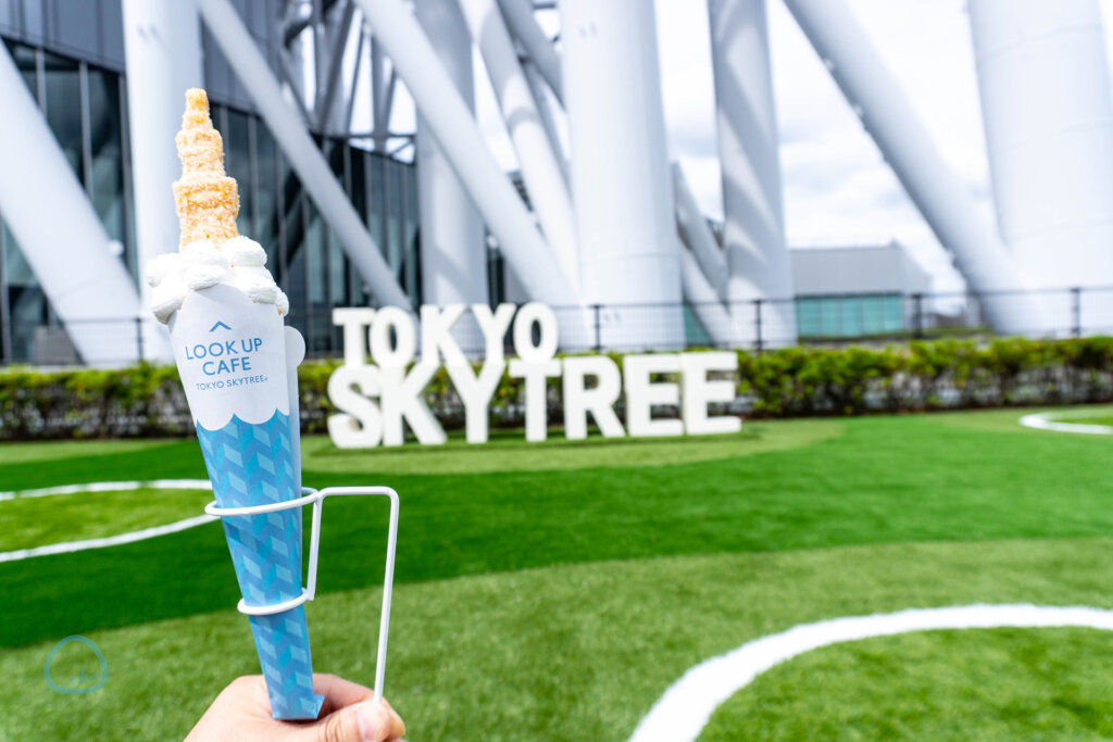 LOOK UP CAFE TOKYO SKYTREE　クレープと一緒に写真