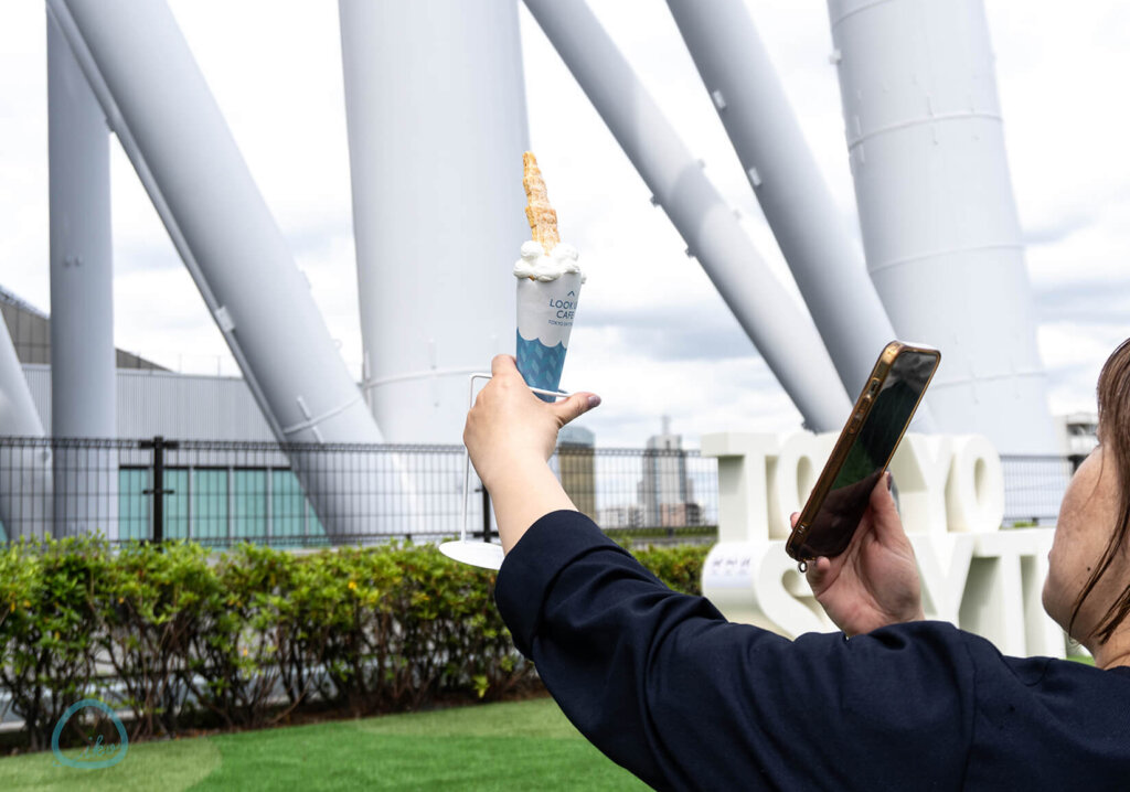 LOOK UP CAFE TOKYO SKYTREE　クレープと一緒に写真