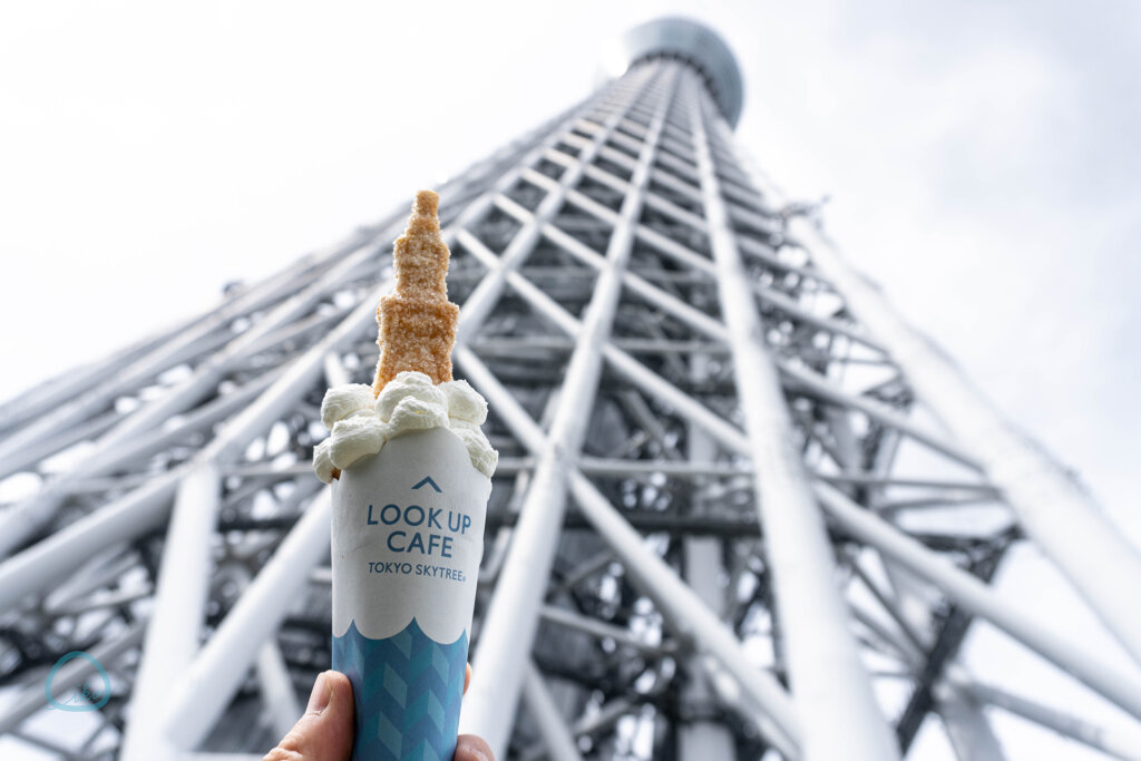 LOOK UP CAFE TOKYO SKYTREE　クレープと一緒に写真