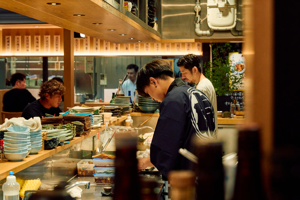 居酒屋で調理する職人