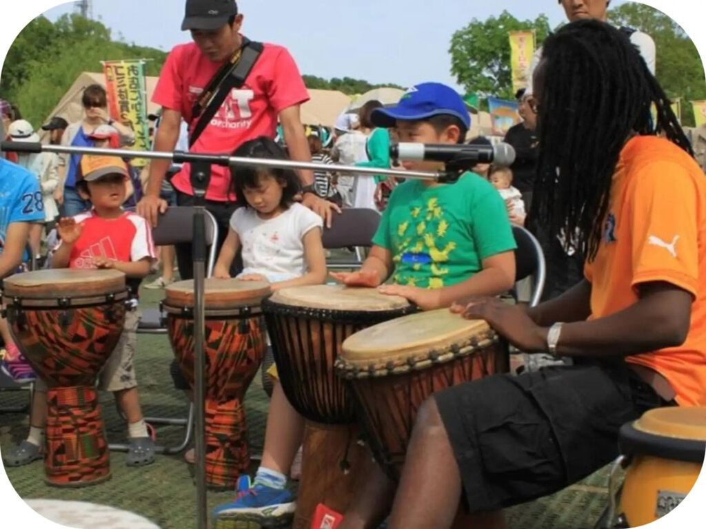 太鼓を叩く少年少女