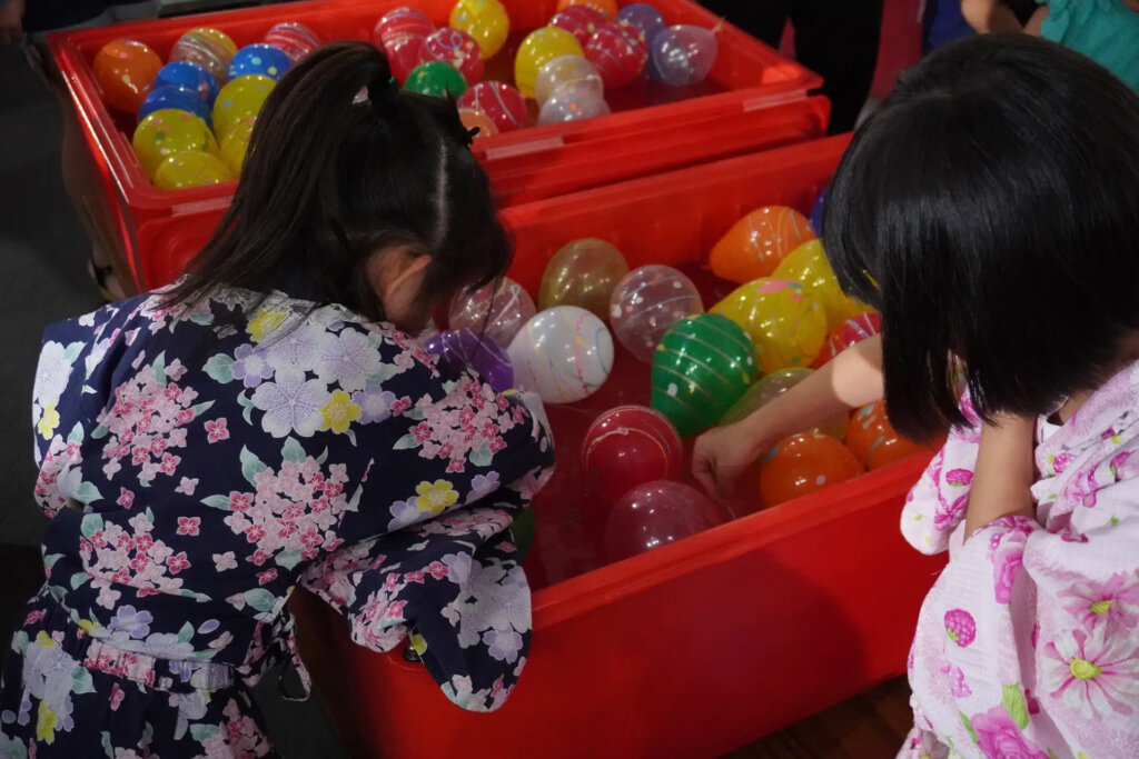 縁日のぼんぼんで遊ぶ子供