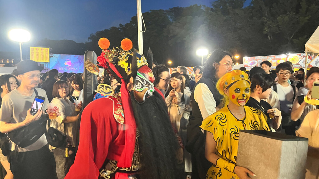 台湾伝統芸術の衣装を着た人が会場を練り歩く