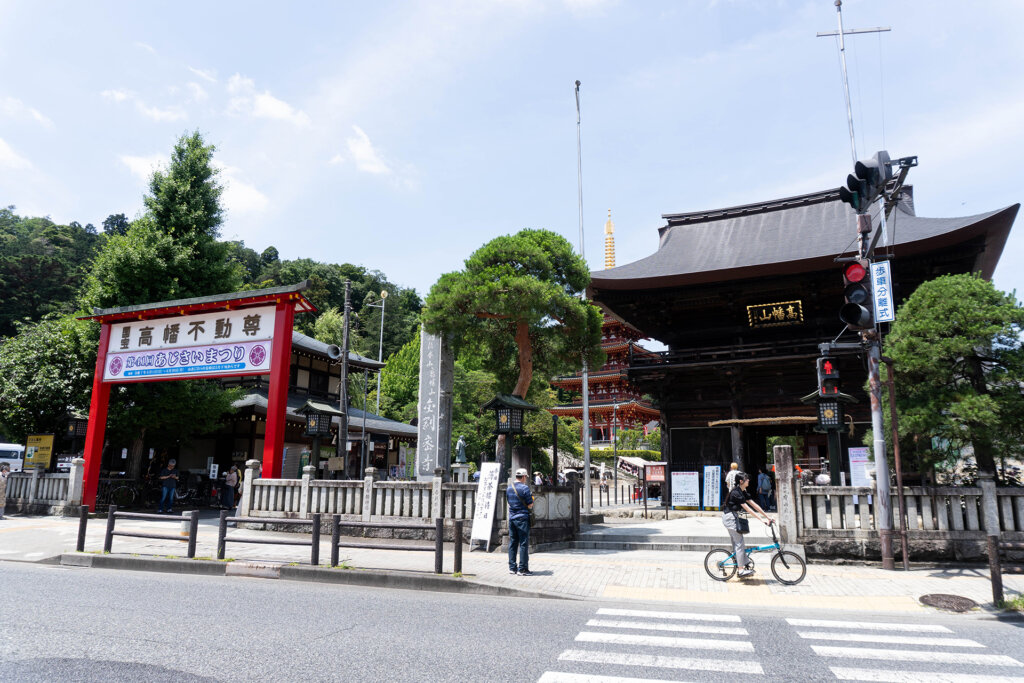 高幡不動 聖門の様子