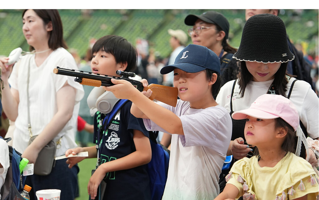 縁日銃を撃つ子供