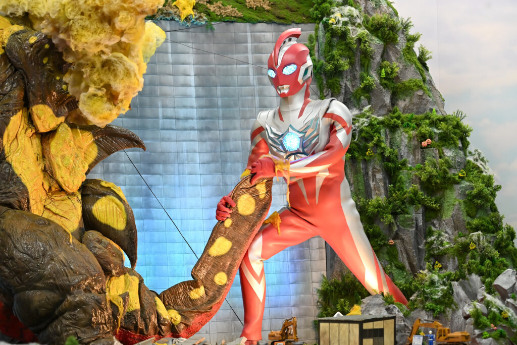 怪獣と対決するウルトラマン