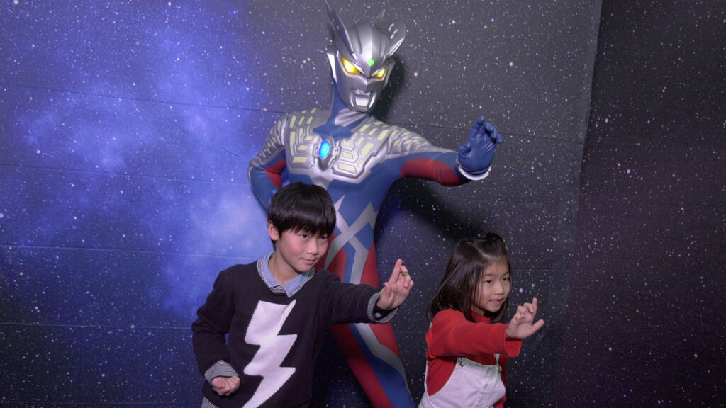 ウルトランと子供たちとの写真撮影