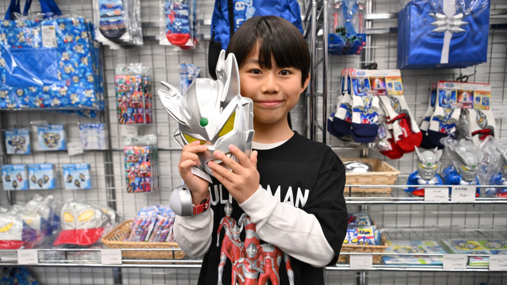 ウルトラマンのお面を持つ子供
