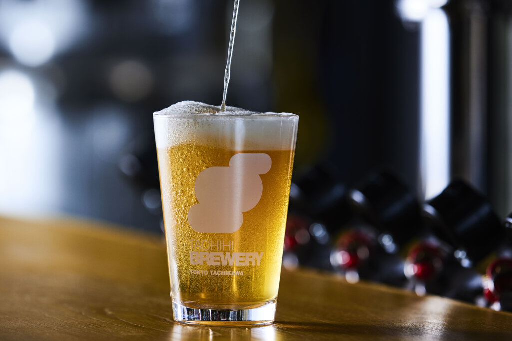ビールを注ぐ