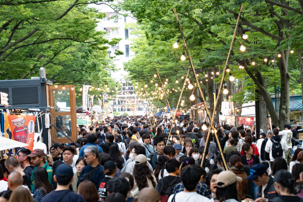 代々木公園で開催のイベントに訪れた人々