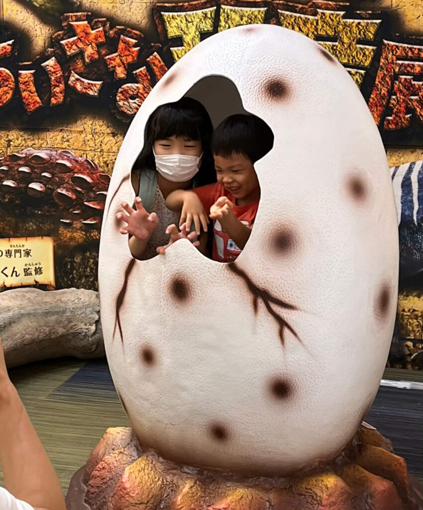 恐竜の卵に入って遊ぶ子ども