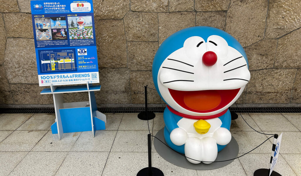 国際展示場駅に展示中のドラえもんスタチュー