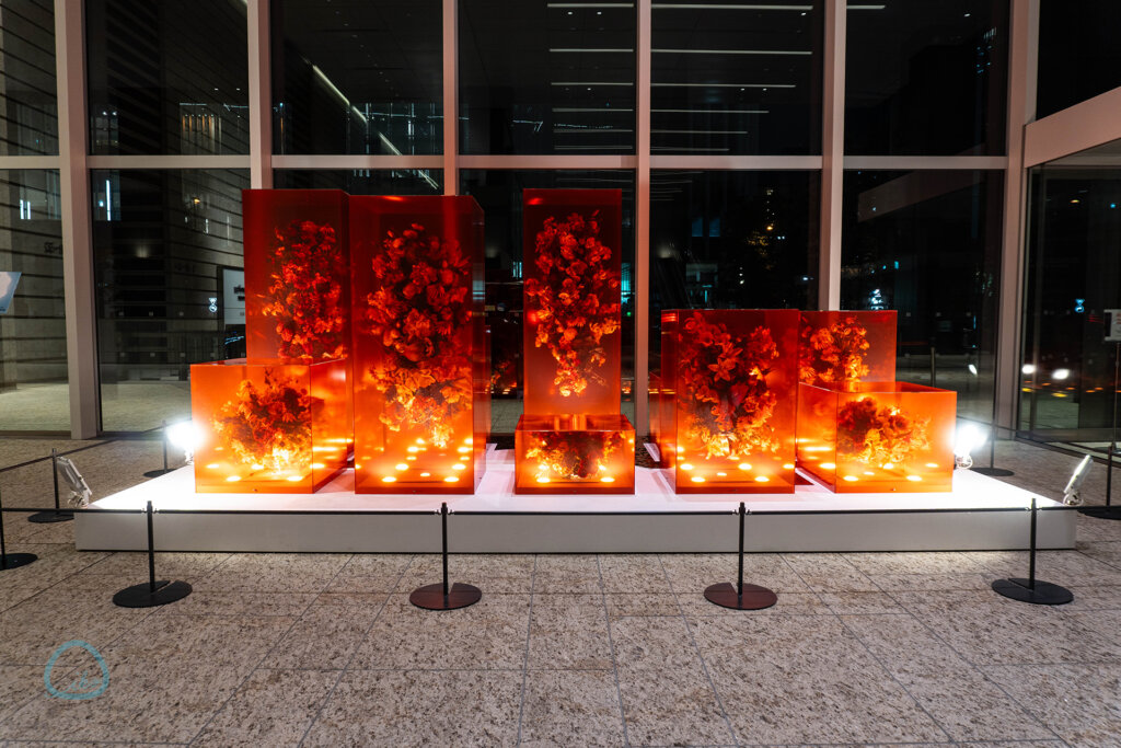 Otemachi One みなも花灯り 赤いアクリル内に封じ込められた花