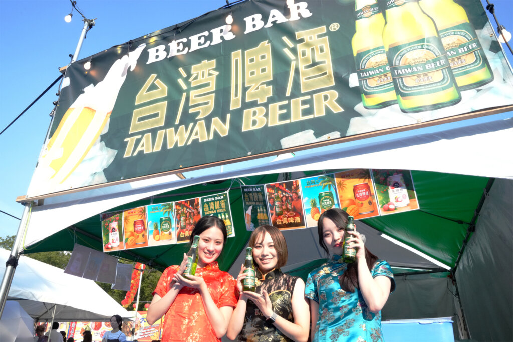 台湾發祭 台湾お酒を持つ女性