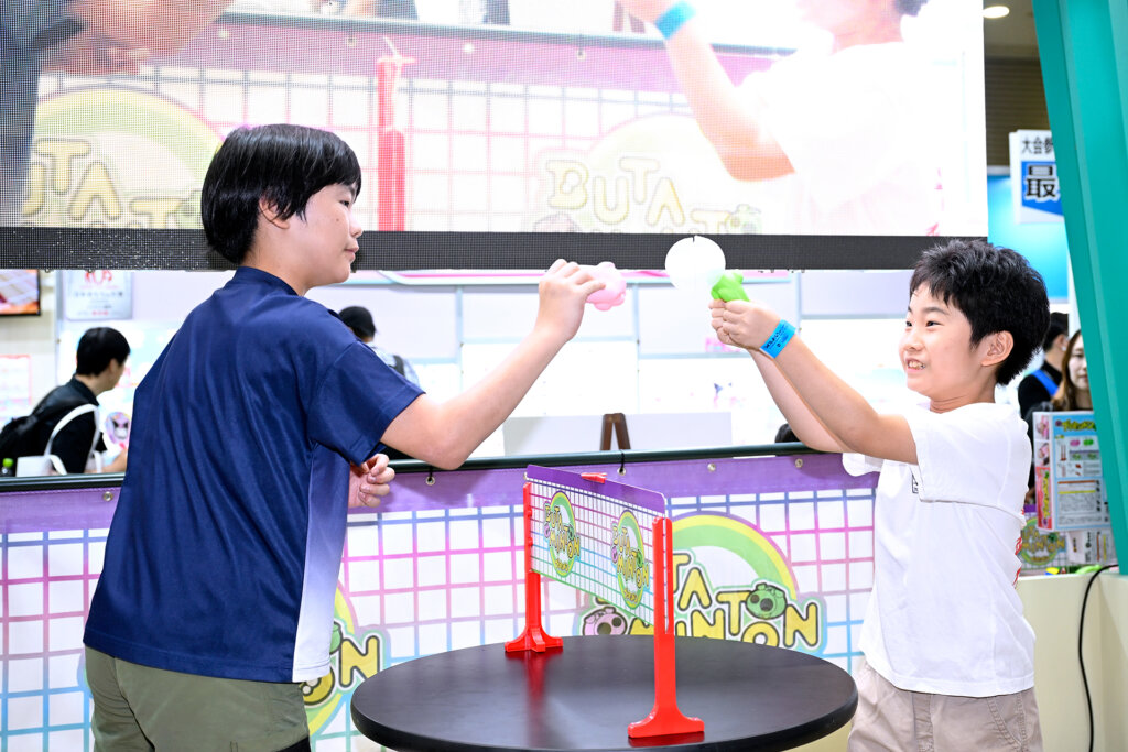 TOKYOおもちゃショー　おもちゃで遊ぶ子ども