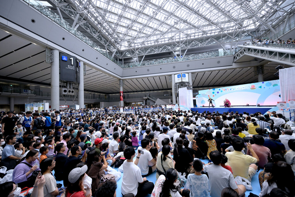 TOKYOおもちゃショー　混雑する会場風景　