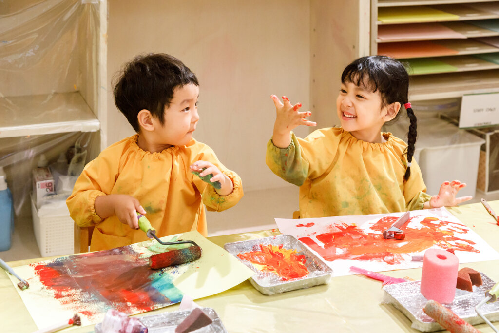 PLAY! PARK ERIC CARLEで塗り絵を楽しむ幼児