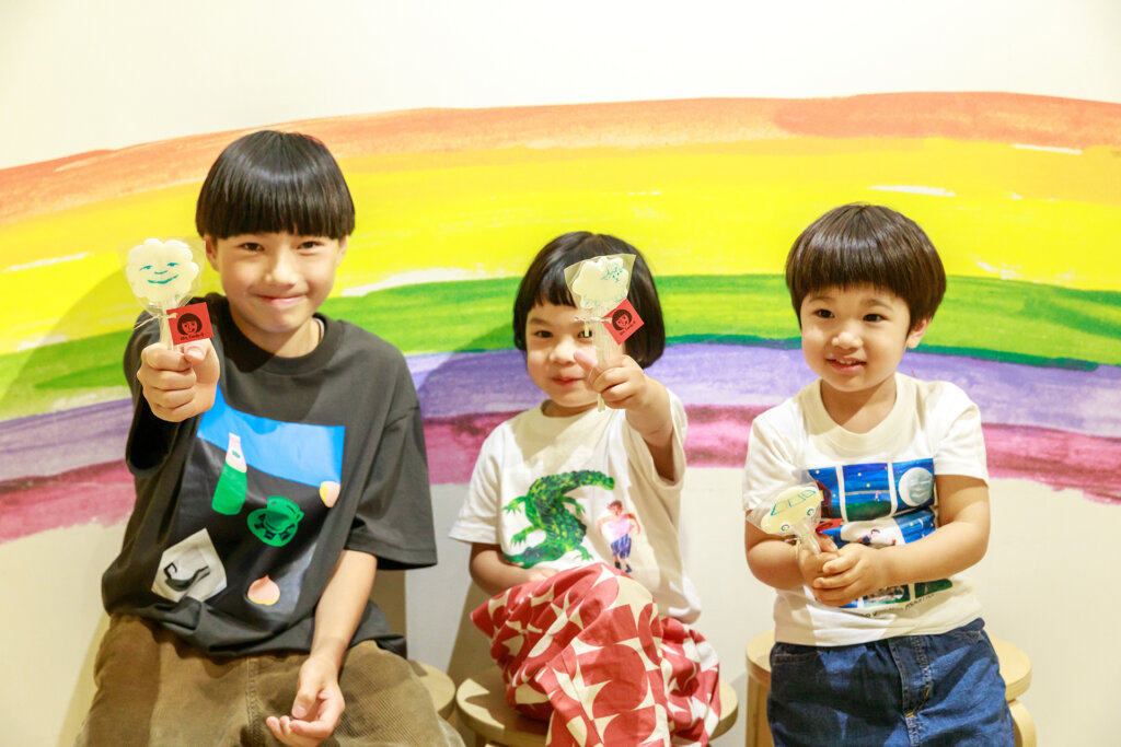 飴を掲げる幼児たち