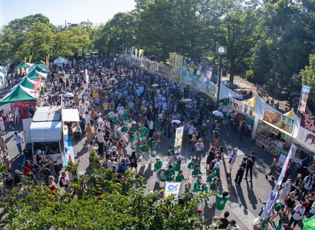 代々木公園に集う人と飲食ブース