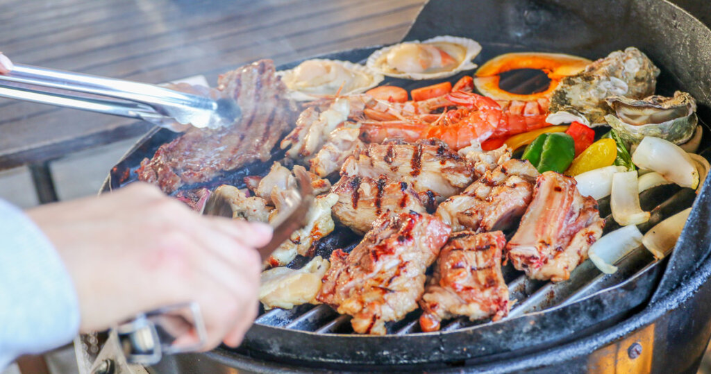 BBQする男性