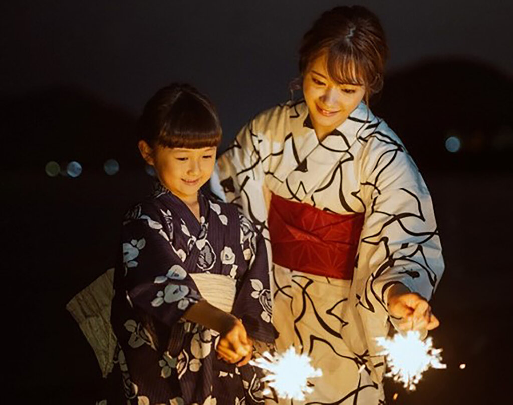 千子花火を楽しむ浴衣の親子