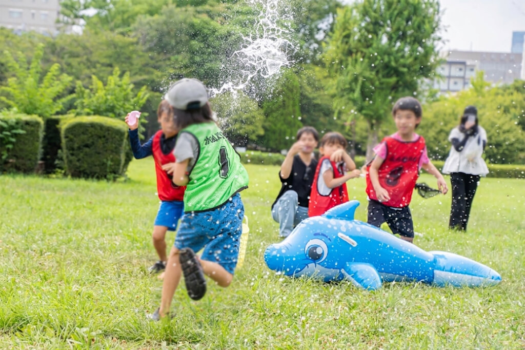 水遊びするこども