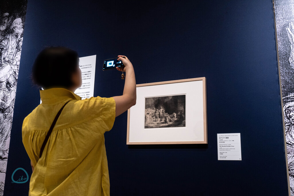 版画家レンブラント展　会場で写真を撮る女性