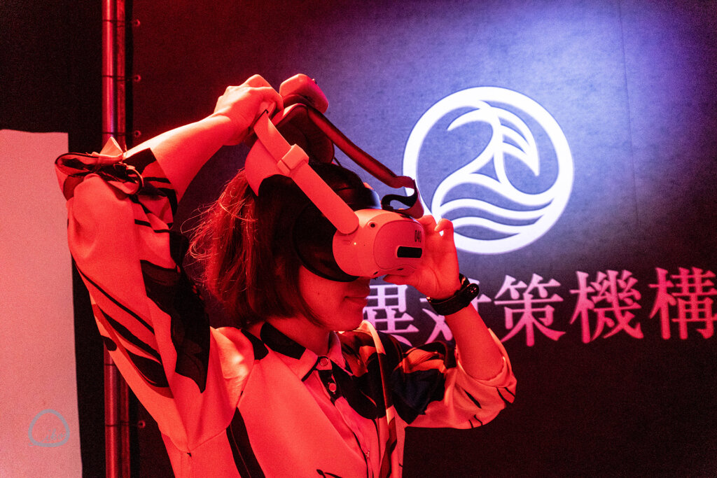 戦慄迷宮 迷 VRイベント ゴーグルを被せる女性