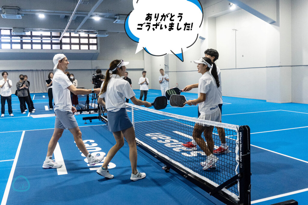 ピックルボールを楽しむ男女