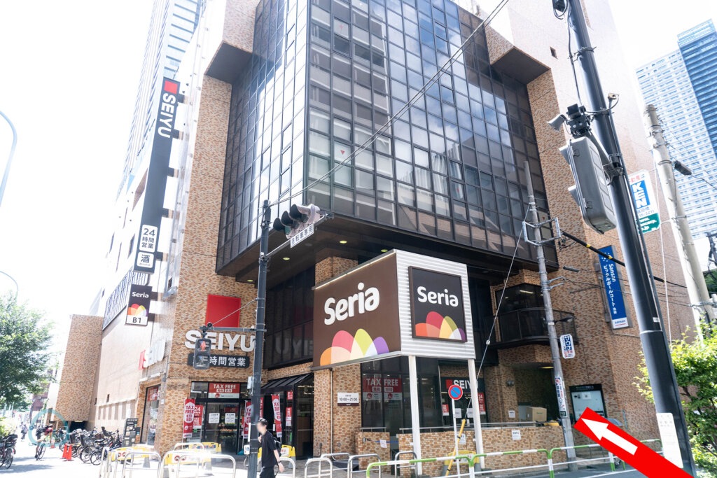 ピックルボールコート池袋が入居する茶色いビル