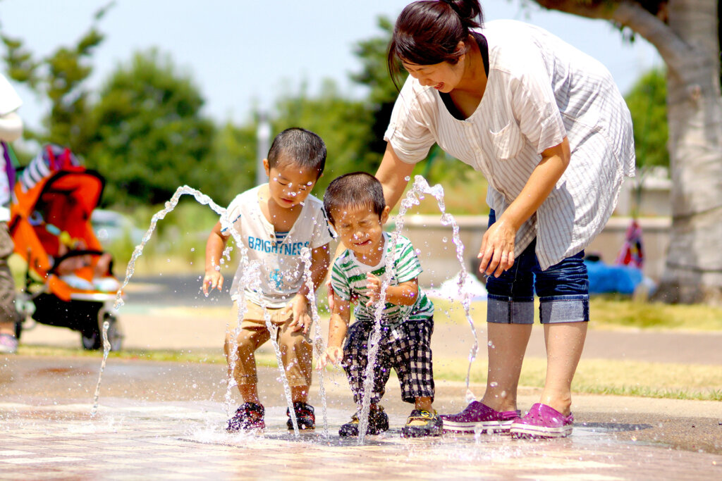 噴水で遊ぶ子どもたち