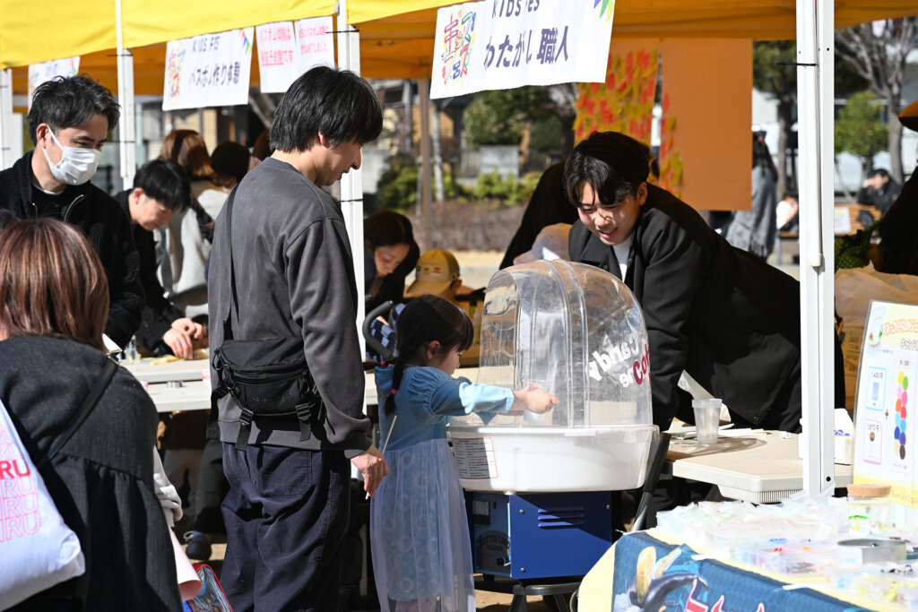 綿菓子を作る子ども