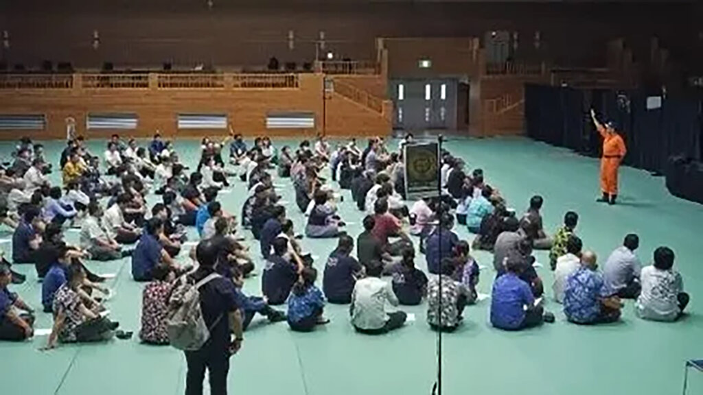 防災の説明を体育館で受ける群衆