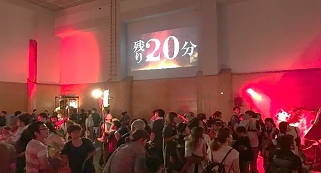 残り20分のなか、対策を練る群衆