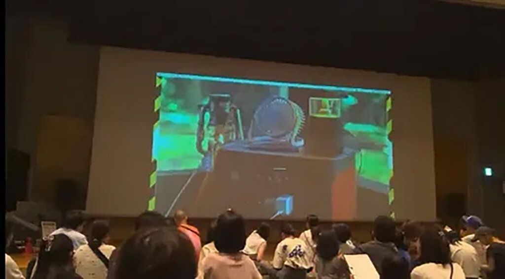 巨大スクリーンに釘付けとなる群衆