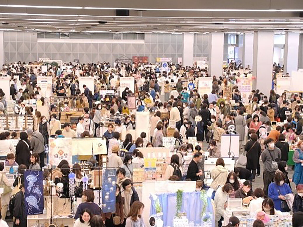多くの人でごったかえす会場