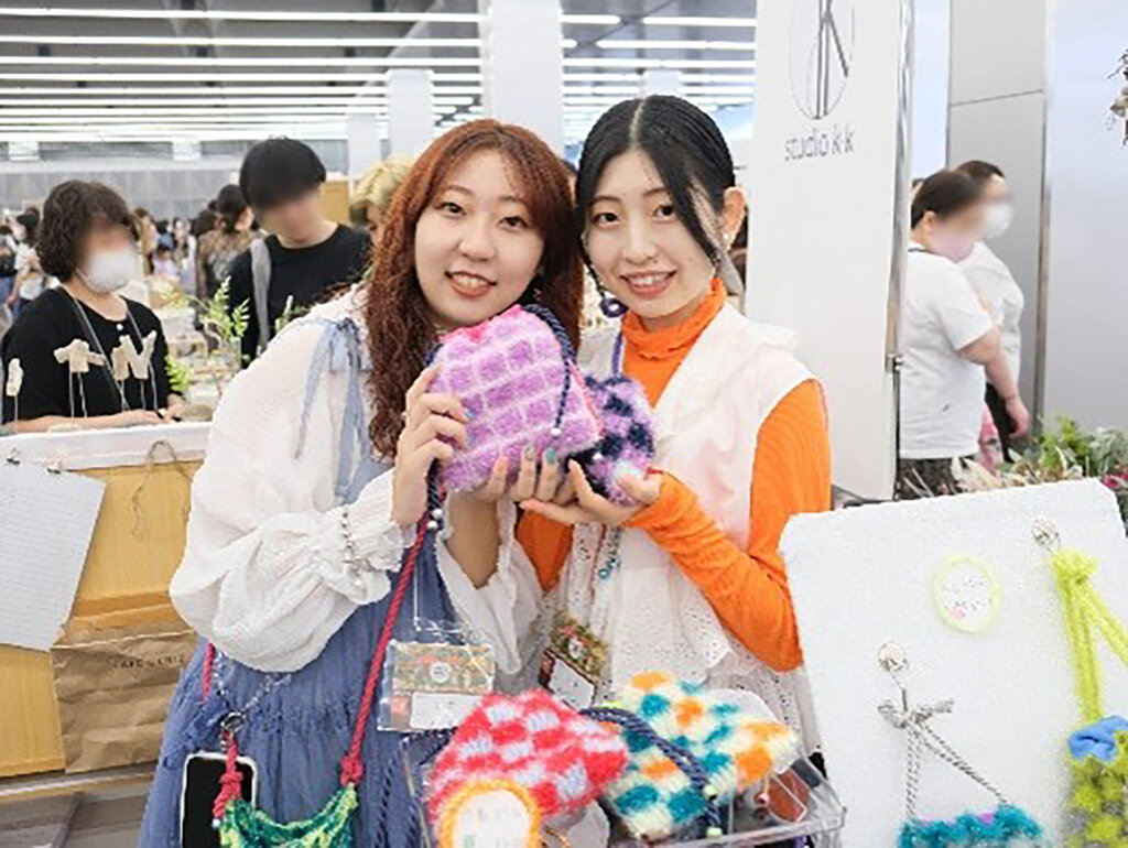 雑貨を手に写真を撮る女性