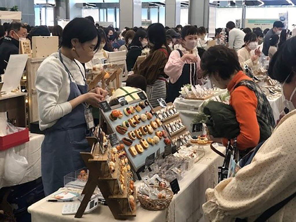 商談する店主と客