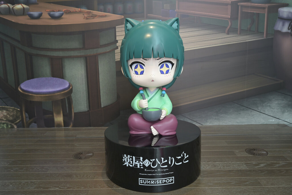 緑の髪をした猫猫像