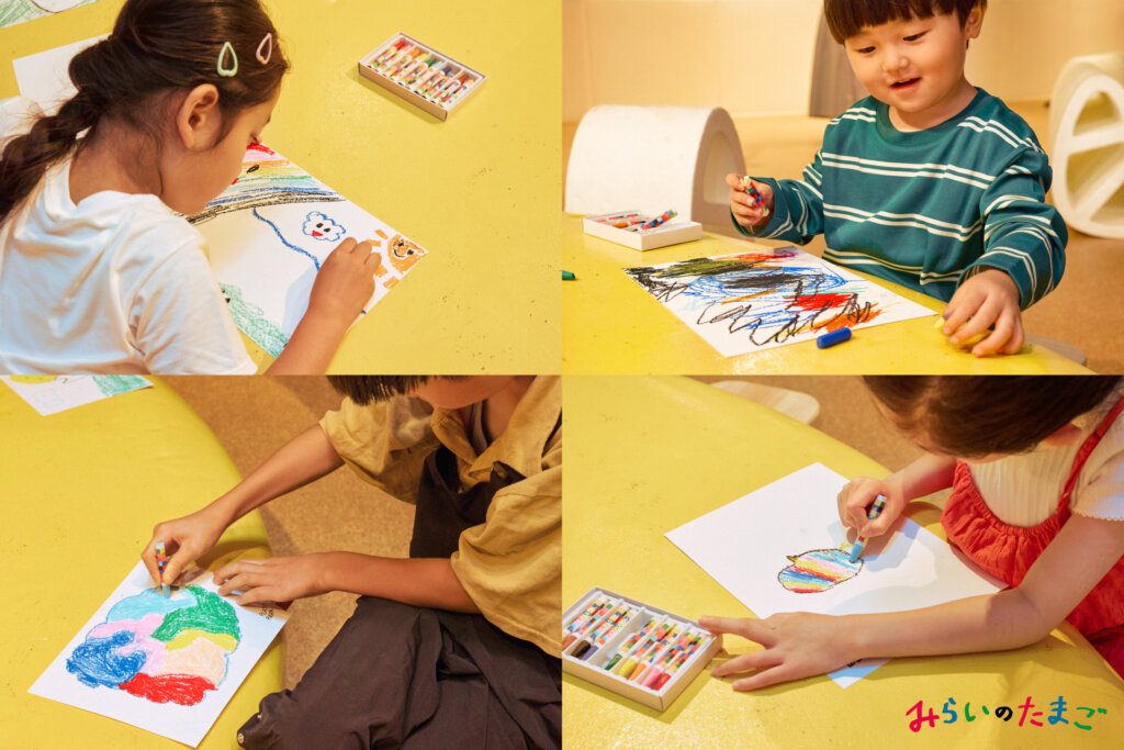 体験型イベント「みらいのたまご」クレヨンでイラストを描く子ども