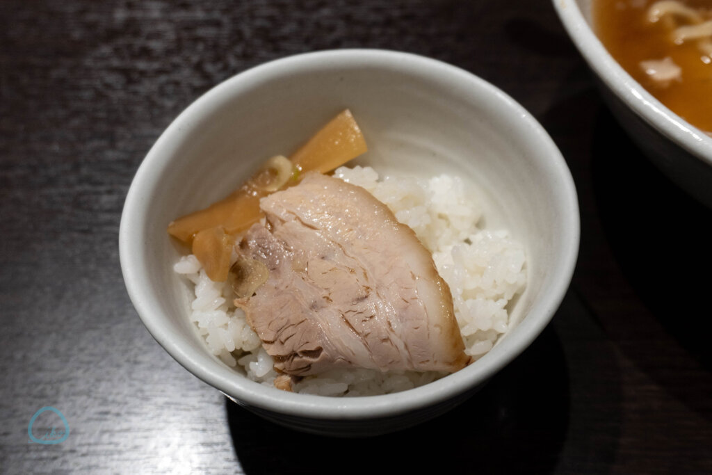 チャーシューをライスにのせて食べる
