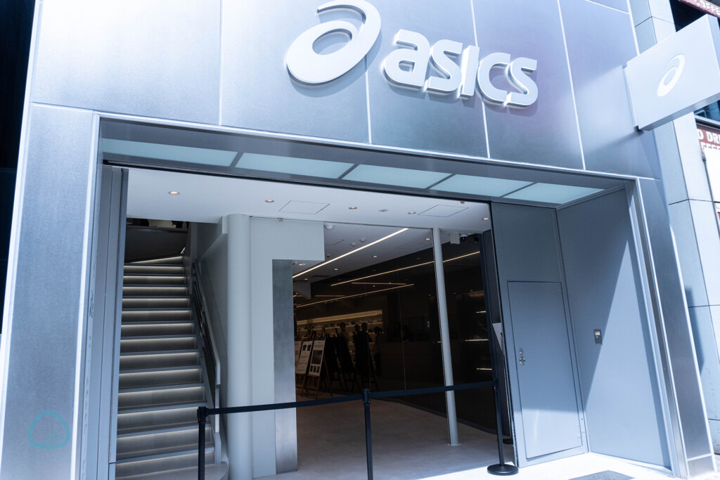 アシックスフラッグシップ新宿 店外観