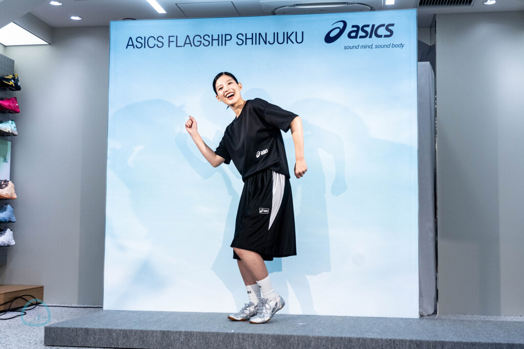 アシックスフラッグシップ新宿 ランニングポーズをとる石井杏奈