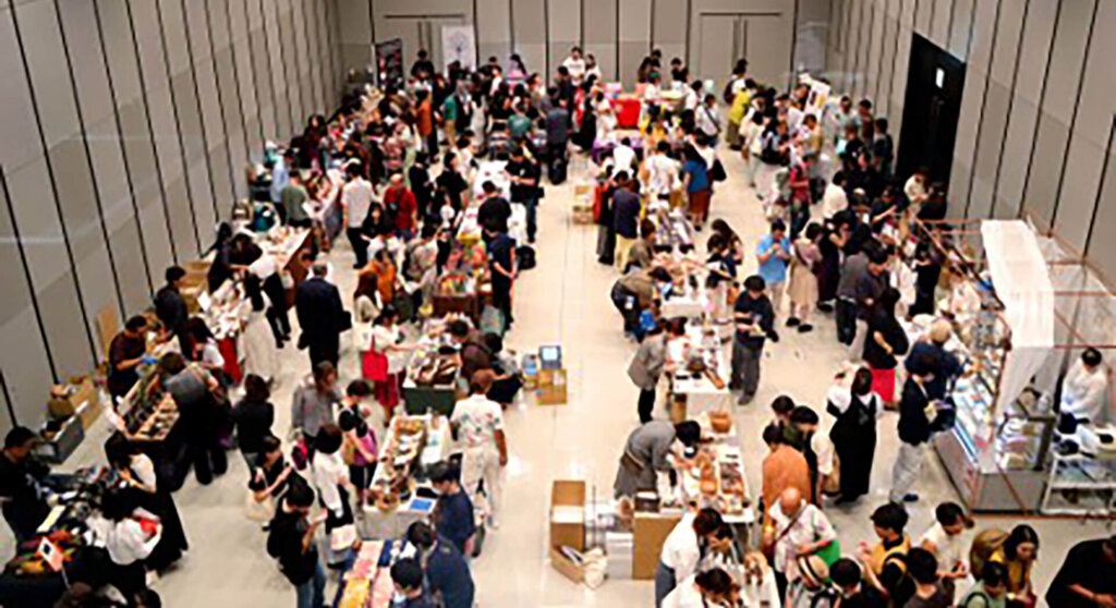 にぎわう会場の風景